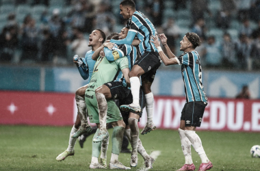 Com mais de uma hora de atraso, Grêmio vence Bahia nos pênaltis e avança para semifinal da Copa do Brasil