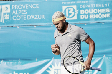 Tsonga supera começo ruim, vence Andujar de virada e estreia com vitória no ATP 250 de Metz