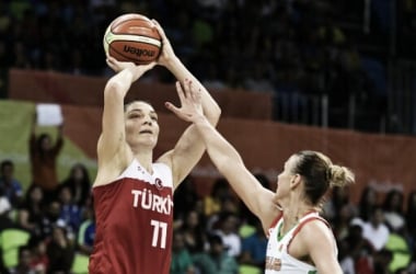 Nevriye Yimaz shoots over a Belarus defender during Turkey&#039;s preliminary round win at the Olympics/Andrej Isakovic/AFP