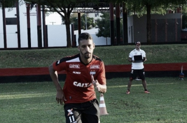 Volante Michel chega a Porto Alegre e realiza exames antes de anúncio do Grêmio
