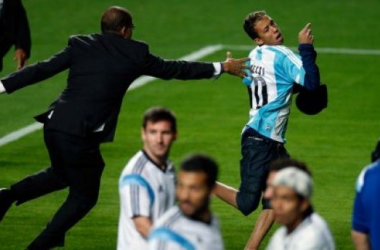 Invasión de campo en el primer entrenamiento abierto de la selección argentina