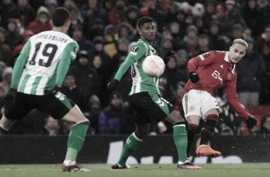 Antony marca golaço e Manchester United goleia Betis pela Europa League