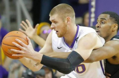 Seth Tuttle Roars As #18 Northern Iowa Defeats #12 Wichita State With Authority In Cedar Falls