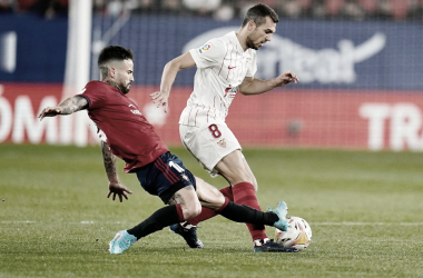 Joan Jordán controla el balón ante Rubén García. -Sevilla FC