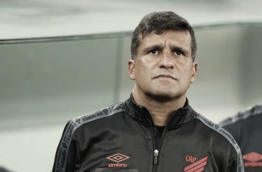 Wesley Carvalho lamenta derrota e avalia luta do Athletico por vaga direta na Libertadores: "Ficou mais difícil"