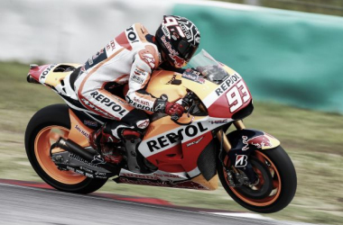 Marc Márquez se coloca al frente en Sepang