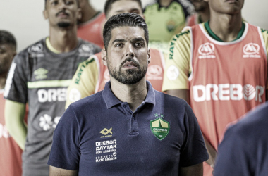 António Oliveira reclama da arbitragem após empate entre Cuiabá e Santos "É inacreditável o que se passou aqui hoje"