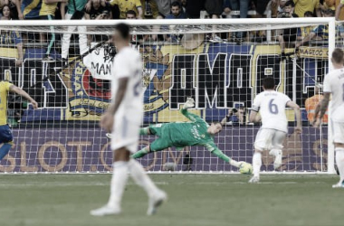 Lunin parando el remate de Negredo. Antonio Villalba/Real Madrid a través de Getty Images