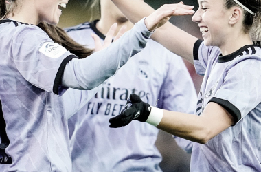 Athenea y Weir celebrando juntas el gol ante el Rosenberg | Foto: @Realmadridfem vía Twitter