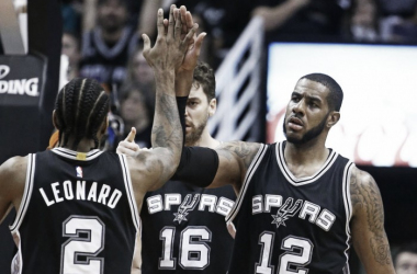 Sale Aldridge y entra Leonard