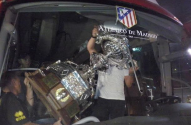 El Atlético deja en Cádiz el Trofeo Carranza porque no cabe en el autobús