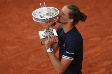 Alexander Zverev bacia la coppa dopo il trionfo al Roland Garros