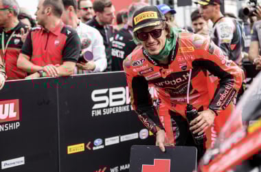 Bulega vuelve a contener a su rival por el título Razgatlioglu y se lleva la victoria en la Superpole Race de Cremona