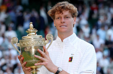 Sinner con il trofeo dopo il secondo trionfo consecutivo a Wimbledon