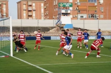 El Recreativo Granada comienza la temporada con derrota en Linarejos