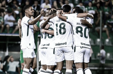 Com direito a gol de goleiro, Goiás atropela Chapecoense na Arena Condá