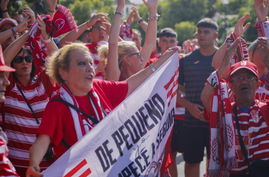 Varios aficionados del Granada CF en el desplazamiento a Sevilla. Foto: Pepe Villoslada / Granada CF.