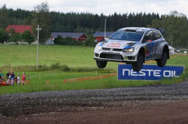 Latvala vuela en Finlandia y se consolida en cabeza