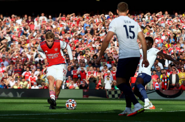 LONDON, ENGLAND - SEPTEMBER 26: Emile Smith Rowe of Arsenal scores their side's first goal during the Premier League match between Arsenal and Tottenham Hotspur at Emirates Stadium on September 26, 2021 in London, England. (Photo by Clive Rose/Getty Images)
