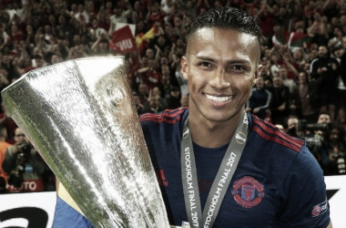 Antonio Valencia renueva con el Manchester United