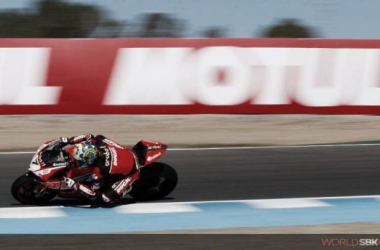 Chaz Davies logra la victoria en Jerez con doblete de Aprilia