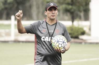 Interino Zé Ricardo lamenta expulsão e derrota do Flamengo, mas não crucifica César Martins