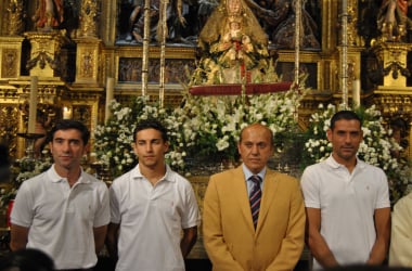 El Sevilla cumple con su tradicional visita a la Virgen de los Reyes