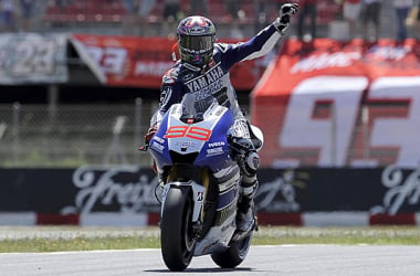 Jorge Lorenzo se exhibe en un nuevo triplete español