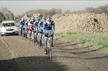 FDJ trabaja sobre el pavé