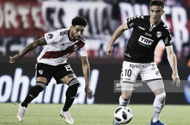 ESPECIAL Palavecino(derecha), es marcado por Casco(izquierda), el volante jugará ante su ex club ahora está en River. Foto: Getty images