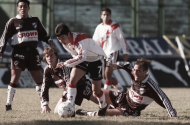 MIRADA ATENTA. Los jugadores de Platense en el suelo, mirando la jugada individual de Javier Saviola. Foto: Web