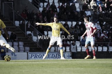 Un penalti fantasma tumba al líder