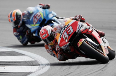 Álex Rins contra Márquez en Silverstone 2019