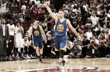 Resumen NBA: los Warriors sudan pero siguen haciendo historia