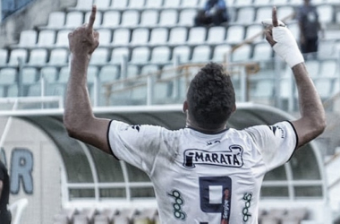 Gorne comemorando um de seus gols do hat-trick marcado diante do Oeste em 2020 (Foto: Luiz Neto / AD Confiança)