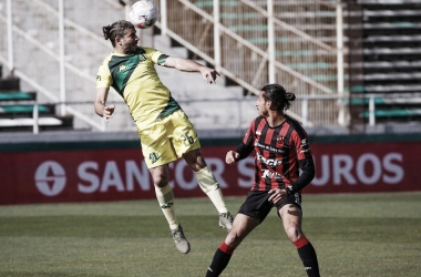 Insúa cabecea ante Sosa Sánchez en el último duelo entre ambos<div>Foto: TyC Sports</div>