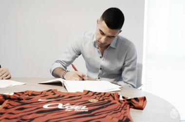Battaglia firmando su contrato/ Fuente: RCD Mallorca&nbsp;