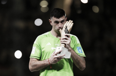 Emiliano Martínez celebra prêmio de melhor goleiro da Copa e título Mundial: "Quero dedicar isto à minha família"