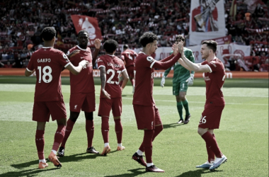 Jugadores del Liverpool celebrando victoria | Imagen: @LFC