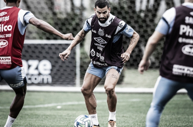 Com retorno da torcida à Vila Belmiro, Santos enfrenta Grêmio pressionado pelo Z-4