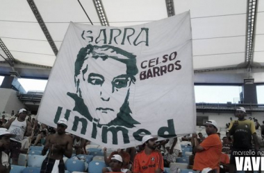 Manifestando apoio na eleição da patrocinadora, torcida do Flu faz 'bandeirão' para Celso Barros
