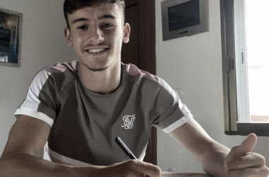 Samuel Expósito firma su primer contrato profesional con el Real Madrid