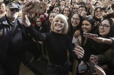 Alba Reche traspasa fronteras y cautiva a la prensa estadounidense gracias a su interpretación de ‘She used to be mine’