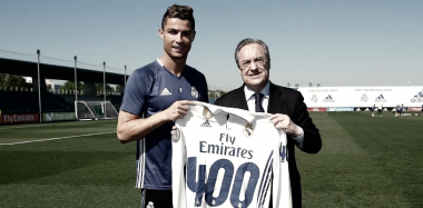 Florentino Pérez entregó a Ronaldo una camiseta conmemorativa por sus 400 goles