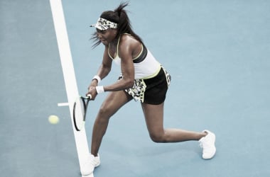 Venus sorteó un debut complicado