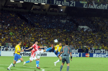 Recordar é viver: Cabañas assusta, mas Brasil vira contra Paraguai em 2009