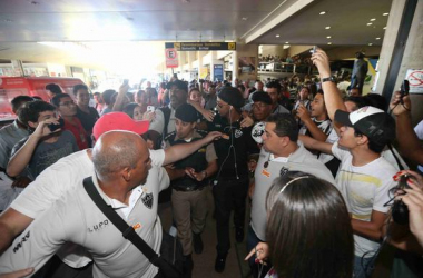 Galo é recebido com festa no aeroporto após virada contra o São Paulo