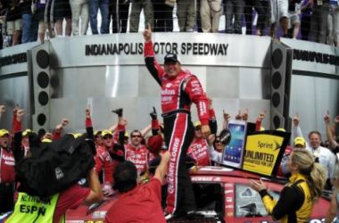 NASCAR - Indianapolis BrickYard : Newman a droit au bisou