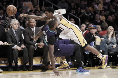 Los Lakers, abucheados en casa por su propia afición