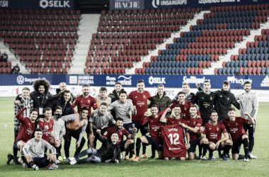 Foto del equipo al completo tras la victoria, posan con una camiseta dedicada a la afición. Fuente: Osasuna